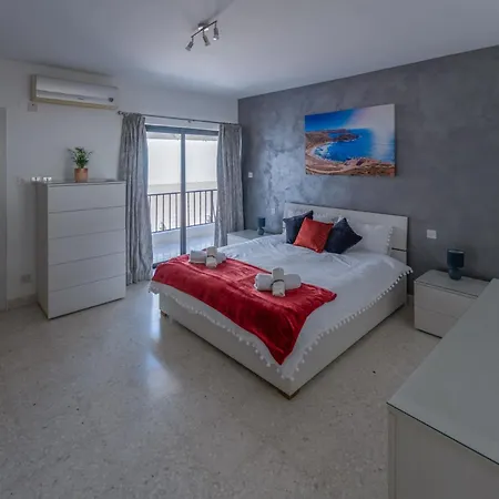 Spacious 3 Bedroom In The Heart Of St Julians San Giuliano