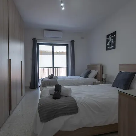 Spacious 3 Bedroom In The Heart Of St Julians Appartamento San Giuliano
