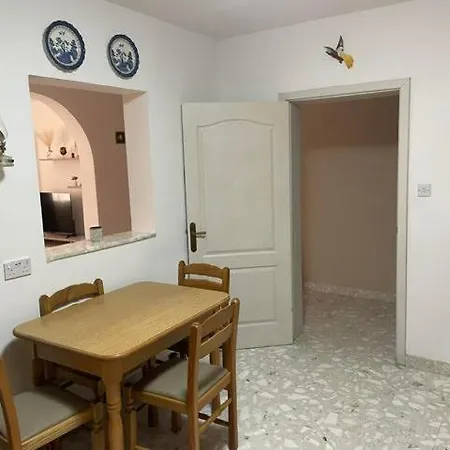 Spacious 3 Bedroom In The Heart Of St Julians דירה *