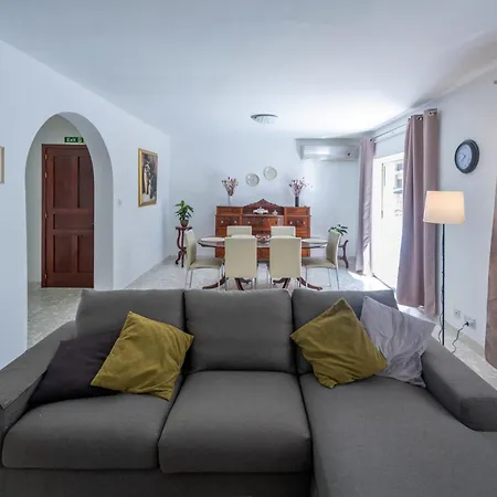 Spacious 3 Bedroom In The Heart Of St Julians Apartament