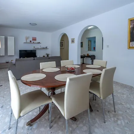Spacious 3 Bedroom In The Heart Of St Julians דירה *