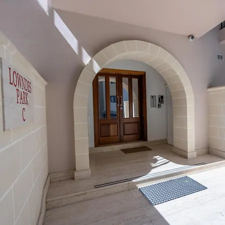 Spacious 3 Bedroom In The Heart Of St Julians דירה *