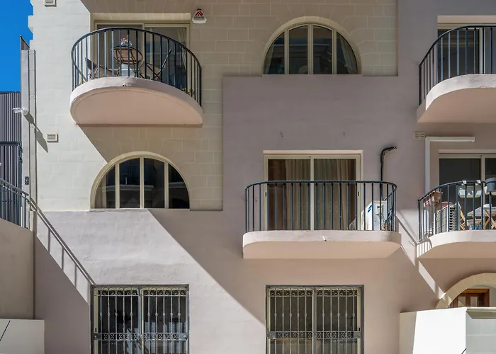 Spacious 3 Bedroom In The Heart Of St Julians *